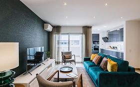 Coolhouses Lagos, 2 Bed Stylish City Flat, Rooftop Shared Pool, Clayheart